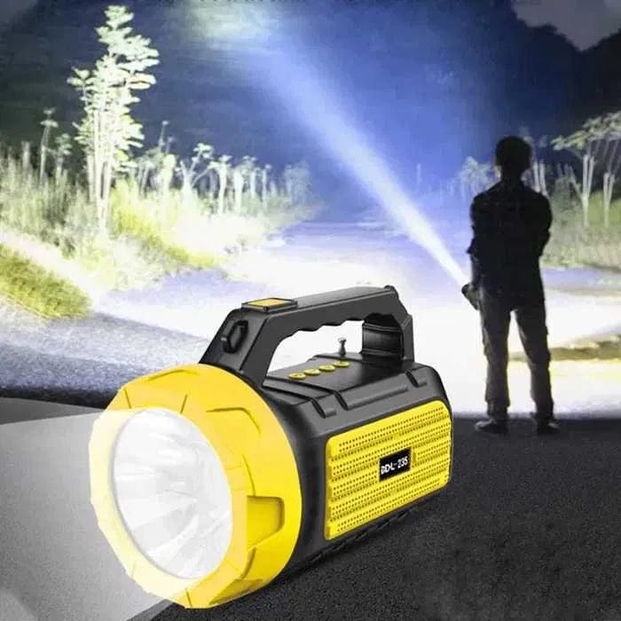 ПРАКТИЧНО! Мощен фенер с радио и соларен панел Oferti4ka.com