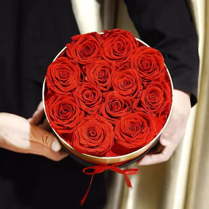 Кутия, аранжирана с 7 декоративни червени рози, стилно опакована – елегантен и изискан подарък за всякакъв повод