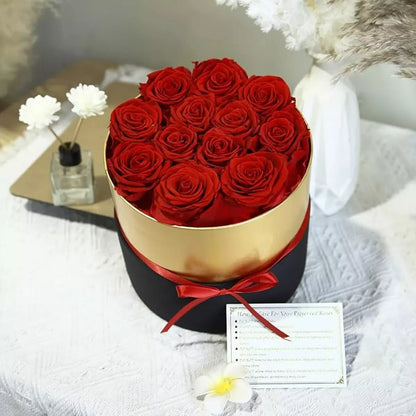 Кутия, аранжирана с 7 декоративни червени рози, стилно опакована – елегантен и изискан подарък за всякакъв повод