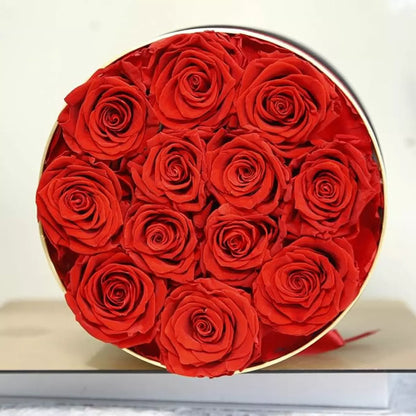 Кутия, аранжирана с 7 декоративни червени рози, стилно опакована – елегантен и изискан подарък за всякакъв повод