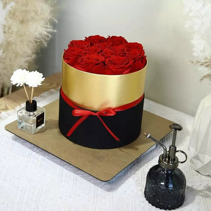 Кутия, аранжирана с 7 декоративни червени рози, стилно опакована – елегантен и изискан подарък за всякакъв повод
