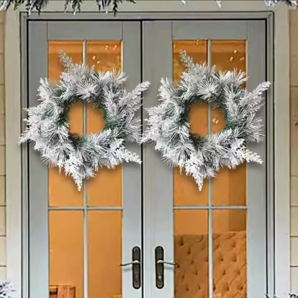 Декоративен коледен венец със заснежен ефект