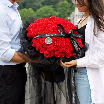 Огромен букет от 101 ароматни червени рози в елегантна опаковка