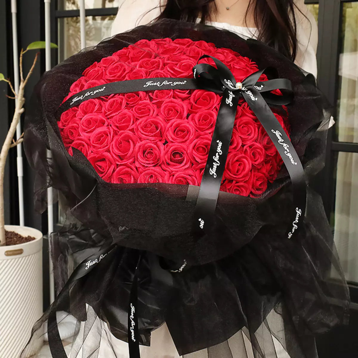 Огромен букет от 101 ароматни червени рози в елегантна опаковка