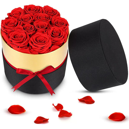Кутия, аранжирана с 7 декоративни червени рози, стилно опакована – елегантен и изискан подарък за всякакъв повод